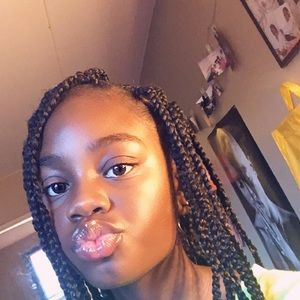 Meet your Posher, Amora